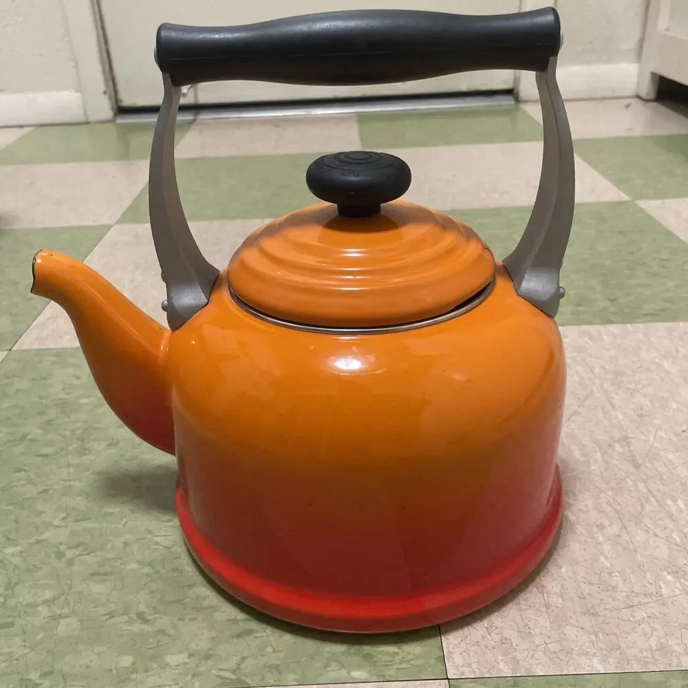 Le CREUSET Classic Tea Kettle Pot 2.2 Qt ORANGE Flame Enamel Steel